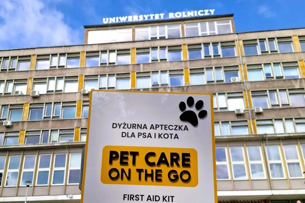 widok apteczki dla psów i kotów na tle budynku jubileuszowego urk